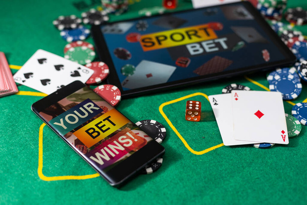 Smartphone con mesa de poket en pantalla, naipes y fichas en mesa de poker. Casino en línea
 - Foto, Imagen