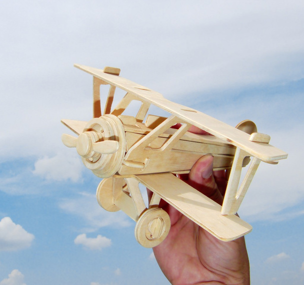 el oyuncak uçak tutar - Fotoğraf, Görsel