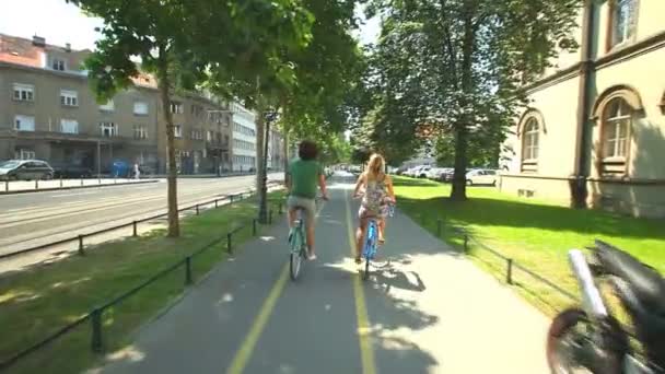 Νεαρό ζευγάρι που απολαμβάνουν ποδηλασία - Πλάνα, βίντεο
