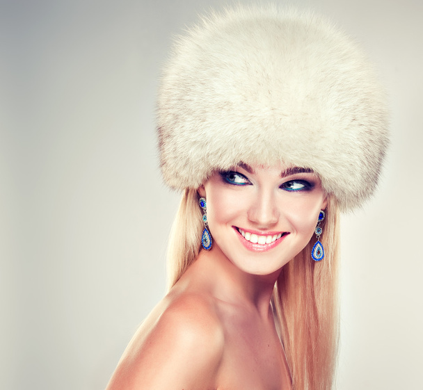 Blond kobieta w futro kapelusz - Zdjęcie, obraz