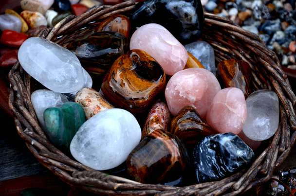 bowls and boxes of shiny colored stones in the gift shop. children and superstitious women love to buy these guaranteed healing gems. they can be used as a necklace and amulet. some are sliced - Foto, Bild