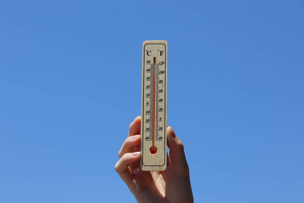 The thermometer shows high temperatures - Foto, Imagen
