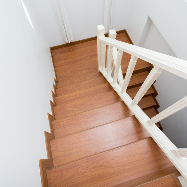 白いモダンな家に積層木材から作られた木製の階段 - 写真・画像