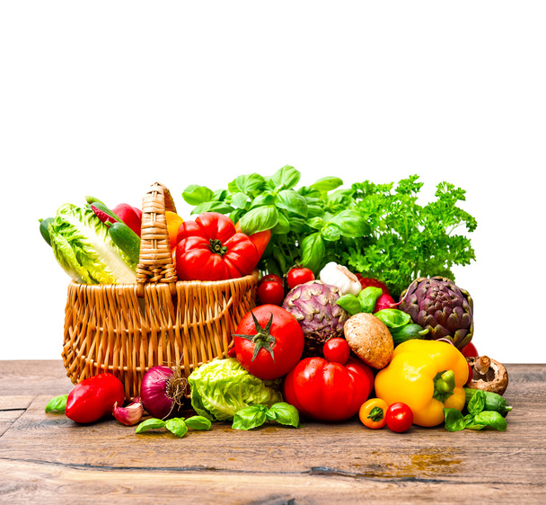 Frisches Gemüse und Kräuter im Warenkorb - Foto, Bild