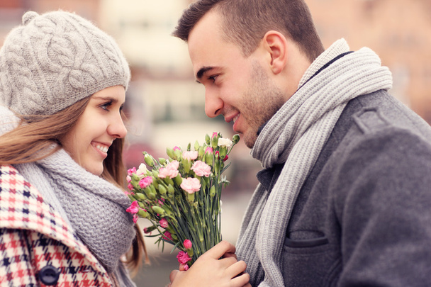 Ρομαντικό ζευγάρι σε μια ημερομηνία με λουλούδια - Φωτογραφία, εικόνα