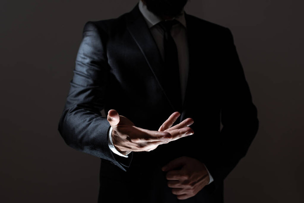 Бізнесмен в костюмі тримає важливі нещастя над однією рукою
. - Фото, зображення