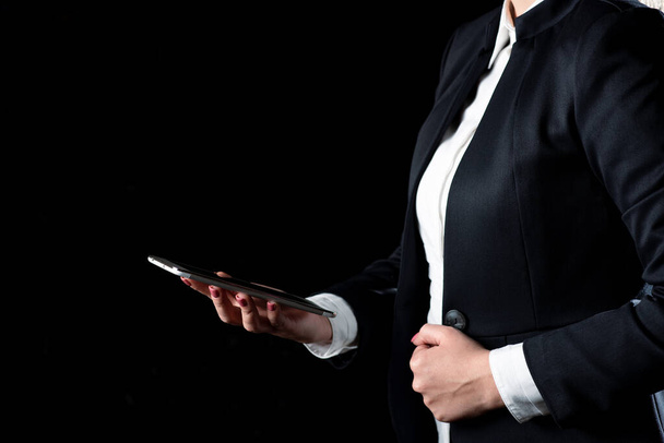 Businesswoman Holding Tablet és bemutatása Fontos üzenet. - Fotó, kép