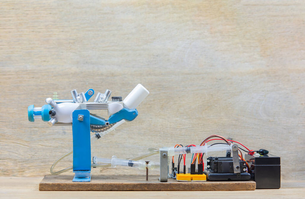 Robot DIY i elektroniczna tablica sterownicza. - Zdjęcie, obraz