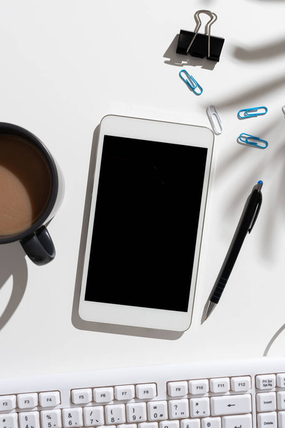 Екран мобільного телефону з важливим повідомленням на столі з кавою і клавіатурою
 - Фото, зображення