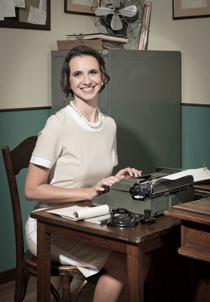 Secretary typing on vintage typewriter - Fotoğraf, Görsel