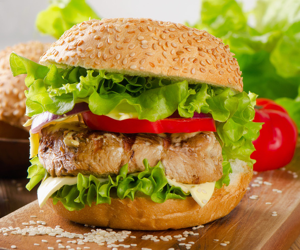 Hamburger aux légumes frais. - Photo, image