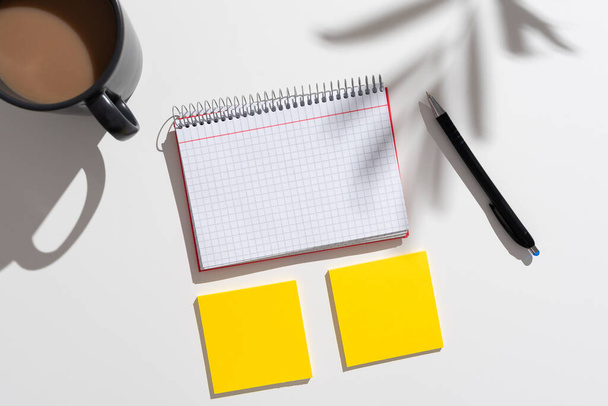Важливі ідеї представлені на блокноті і нотатках на столі з кавою і ручкою
 - Фото, зображення
