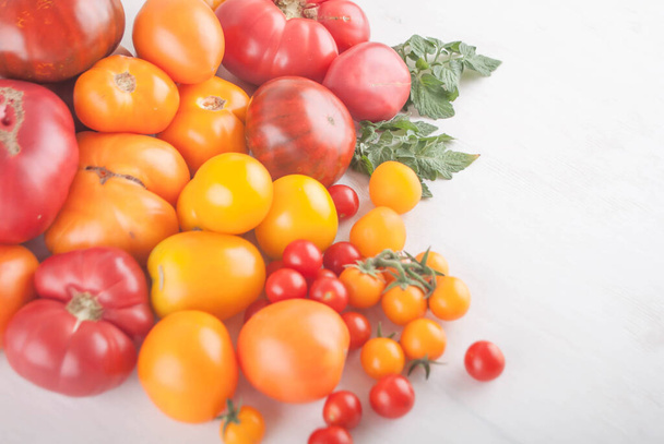 コピースペースのある新鮮な熟したトマトのバリエーション - 写真・画像
