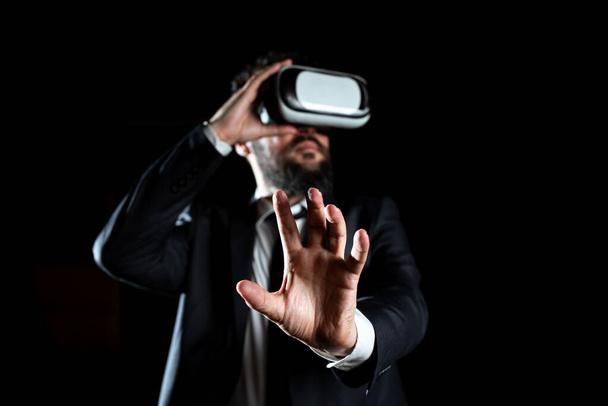 Podnikatel gestikulace při prožívání simulátoru virtuální reality. - Fotografie, Obrázek