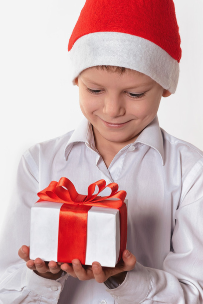 smiling boy with christmas gift box. - Foto, Bild