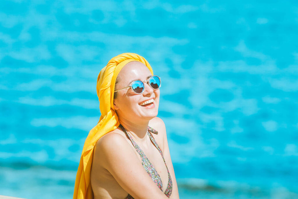 mujer en gafas de sol con pañuelo amarillo en la cabeza, vacaciones de verano  - Foto, imagen
