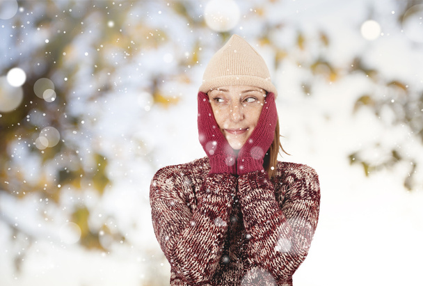 雪の中で幸せな女 - 写真・画像