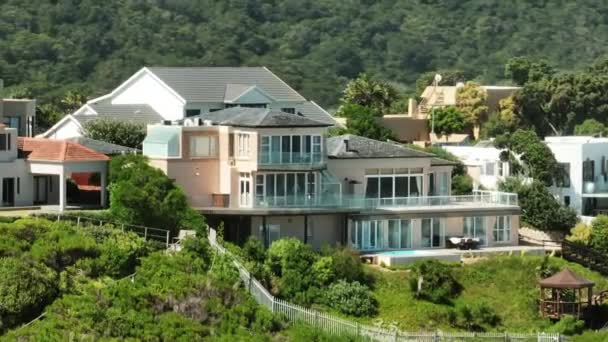 Zoomed footage of luxurious residences in urban borough. Buildings surrounded with green vegetation. South Africa. - Filmagem, Vídeo