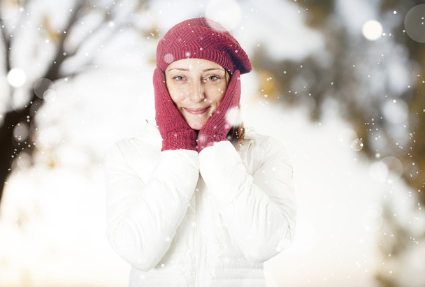 雪の中で幸せな女 - 写真・画像