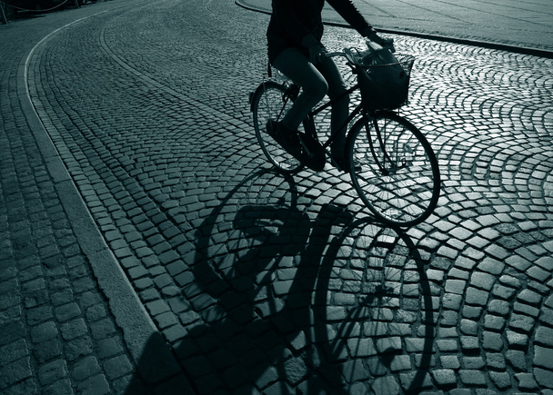 Самотня feamale велосипедиста
 - Фото, зображення