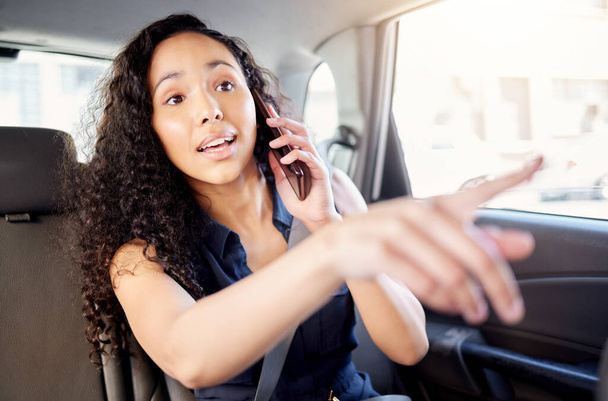 Arabada seyahat ederken cep telefonuyla konuşan genç bir iş kadını.. - Fotoğraf, Görsel