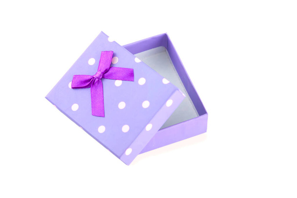 lila ajándék doboz íj elszigetelt fehér háttér - Fotó, kép