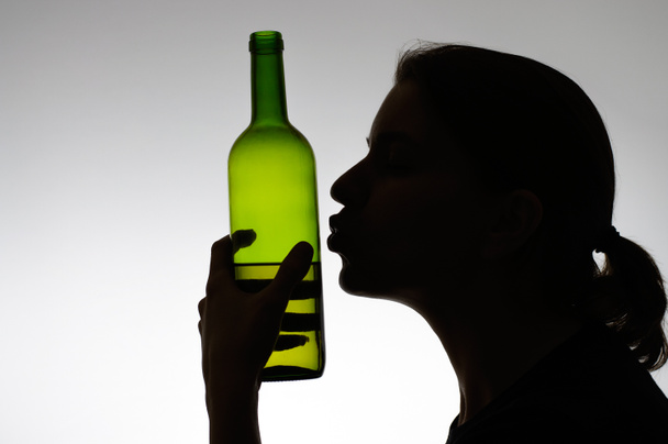 Donna alcolizzata che bacia una bottiglia di vino
 - Foto, immagini