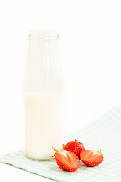 aardbeien en melk - Foto, afbeelding