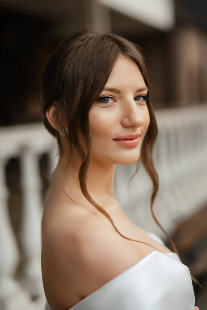 portrait of a young bride girl in a short white dress on a rainy day - Foto, Bild