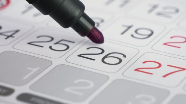Kalenderdatum. Notieren des Tages auf einem Kalenderplaner aus Papier mit blauem Marker - Filmmaterial, Video