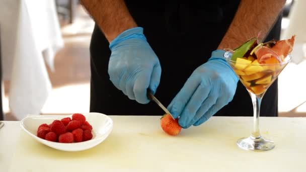 Ręce szefa kuchni dekorowanie koktajl - Materiał filmowy, wideo