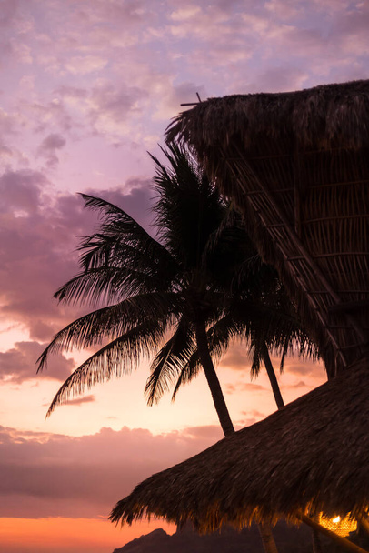 tropischer Sonnenuntergang im Luxus-Resort im Paradies  - Foto, Bild