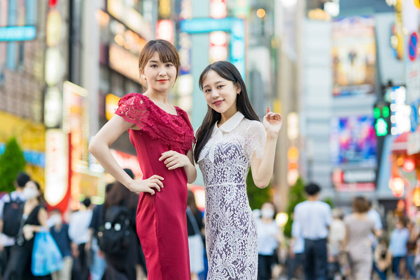 Two young women posing in downtown - Foto, Imagen