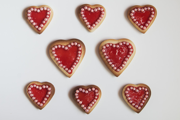 Cuori rossi biscotti su sfondo bianco
  - Foto, immagini
