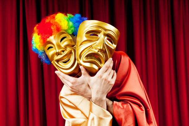 Actor con maks en un concepto de teatro divertido
 - Foto, imagen