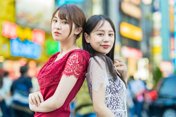 Two young women posing in downtown - Foto, Imagen