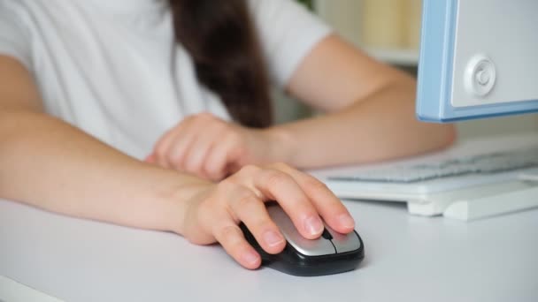 A woman has a sore wrist after working at the computer, tunnel syndrome. - Felvétel, videó