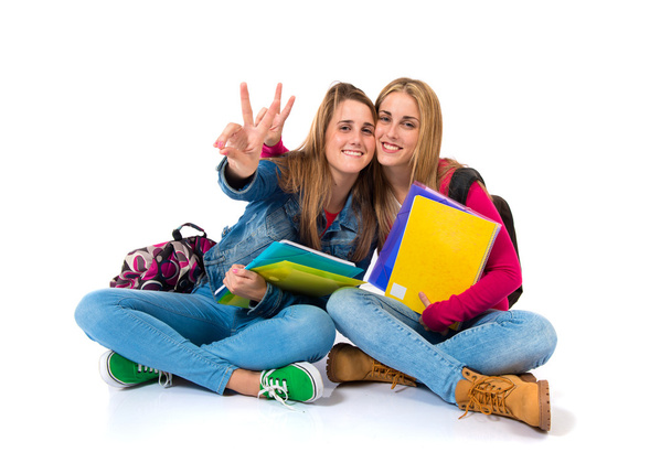 Студентські жінки роблять знак ОК на білому тлі
 - Фото, зображення