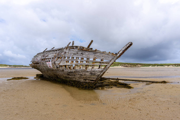A view of the shipwreck of the Cara Na Mara on Mageraclogher Beach in Ireland - Foto, afbeelding