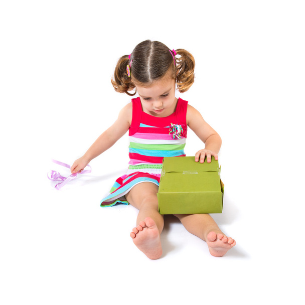 Enfant tenant un cadeau sur fond blanc
 - Photo, image