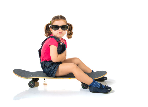 Ξανθιά παιδί με skate πάνω από το λευκό φόντο - Φωτογραφία, εικόνα