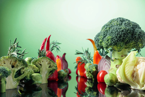 様々な生野菜の構成。菜食主義をテーマにしたコンセプチュアルなイメージ. - 写真・画像