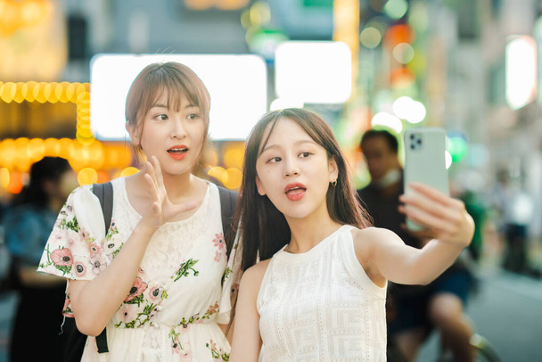 Şehir merkezinde selfie çeken genç kadınlar. - Fotoğraf, Görsel