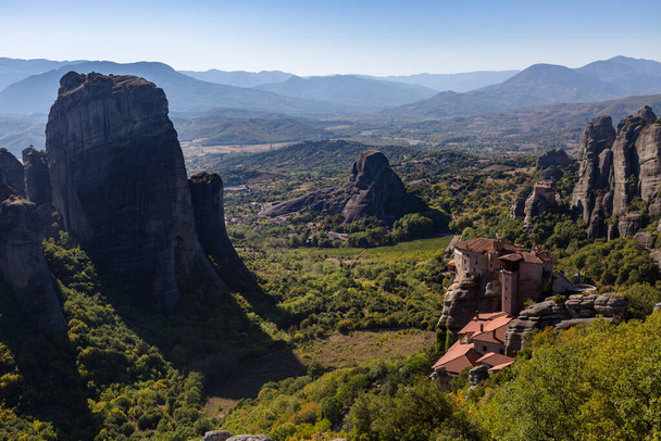 A vista na cidade de Kalabaka do mosteiro miraculoso na formação de rocha, Meteora, Grécia - Foto, Imagem