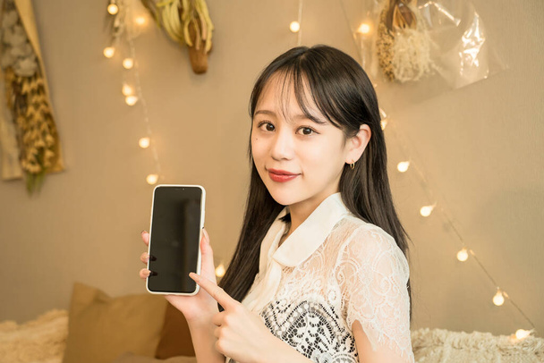 Nuori nainen yötyön toimivat älypuhelin - Valokuva, kuva