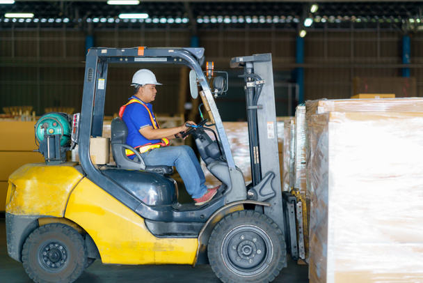 Forklift are loading into cargo containers at warehouses, ports, freight forwarding, cargo supply chains, cargo transportation, warehouse industry, logistics. - Φωτογραφία, εικόνα