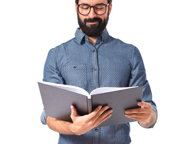 Fiatal hipszter férfi könyvet olvas - Fotó, kép