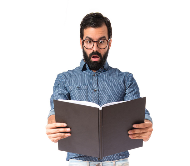 Uomo hipster sorpreso che legge un libro
 - Foto, immagini