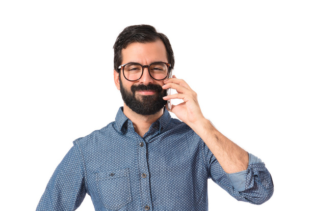 Joven hipster hombre hablando con móvil
 - Foto, imagen