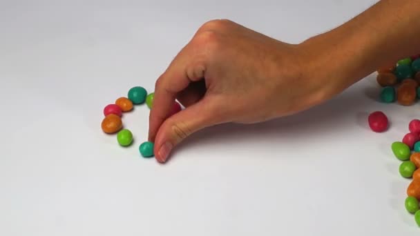 ich liebe dich von farbigen runden Bonbons Zeitraffer - Filmmaterial, Video